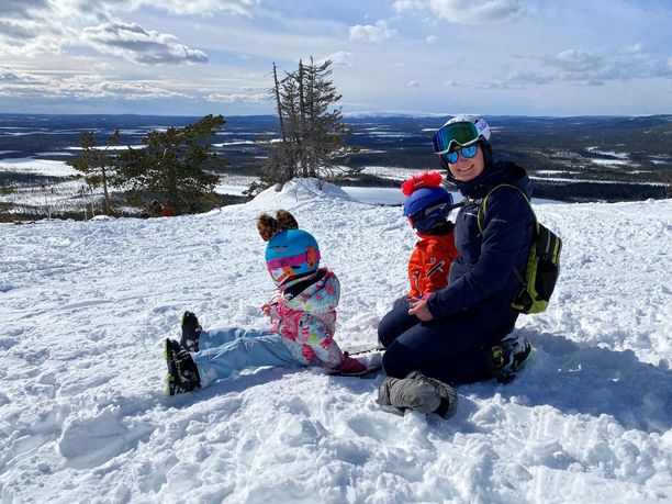 Tanja Poutiainen haluaa miehensä kanssa innostaa lapsiaan liikunnalliseen elämäntapaan. Perhe viettää äitienpäivää Rovaniemellä.