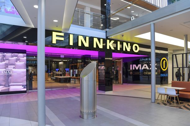 Myös Finnkino on kärsinyt koronaviruspandemiasta. Kuvassa Itiksen suljettu elokuvateatteri alkukesästä. Teattereita avattiin kesäkuun lopulla.
