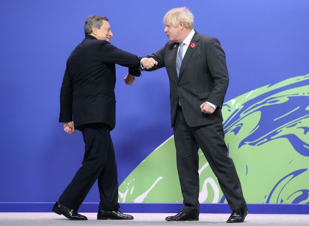 Ison-Britannian pääministeri Boris Johnson ja Italian pääministeri Mario Draghi YK:n ilmastokokouksessa.