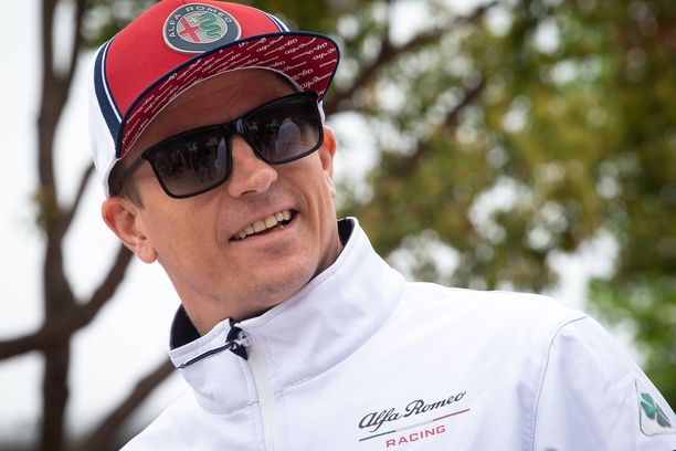 Kimi Räikkönen murjaisi vitsin Kiinan GP:n lehdistötilaisuudessa. 
