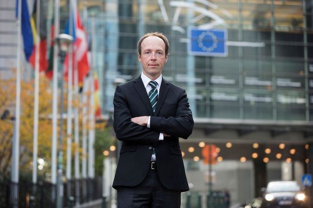 Jussi Halla-aho kritisoi istuvan puheenjohtajan, ulkoministeri Timo Soinin johdolla toteutettua puolueen EU-linjaa.