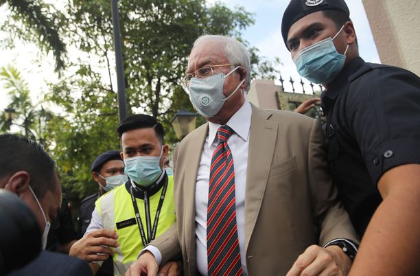 Malesian entinen pääministeri Najib Razak (kesk) saapui oikeuteen kuulemaan tuomiotaan. 