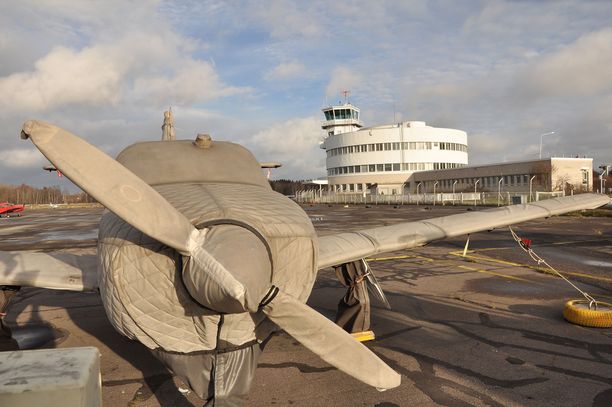 Malmin kentän lentokoneita joudutaan suojaamaan talven varalta, koska kaupunki ei enää päästä niitä hangaariin.