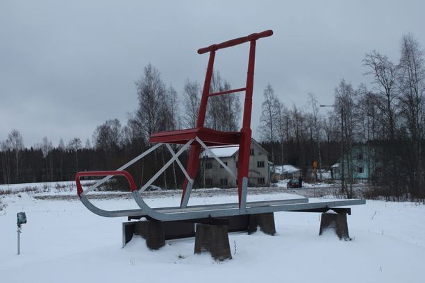 Jättikelkka komeilee E.S. Lahtisen pihamaalla. Järeitä kulkupelejä on valmistettu vain muutamia.