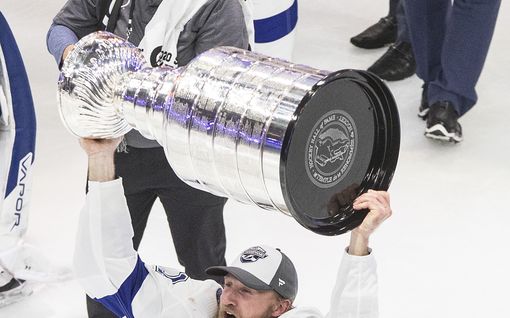 ”Nyt tämä kaikki on sen arvoista” – Tampa Bayn tunteikkaat voitonjuhlat käynnistyivät NHL-kuplassa, Miro Heiskanen kyyneleet silmissä