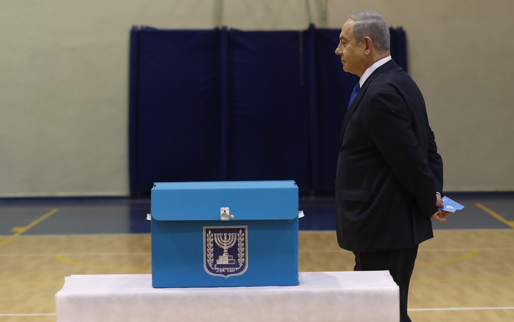 Kiistelty Netanjahu näyttää voittavan vaalit Israelissa