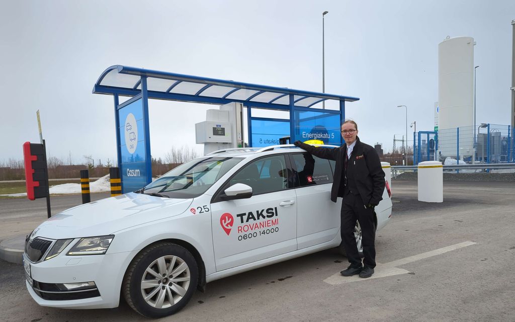 Moni yllättyy, kun taksikuski Aapo kertoo, millaisella autolla hän ajaa – Säästää huiman summan rahaa joka päivä