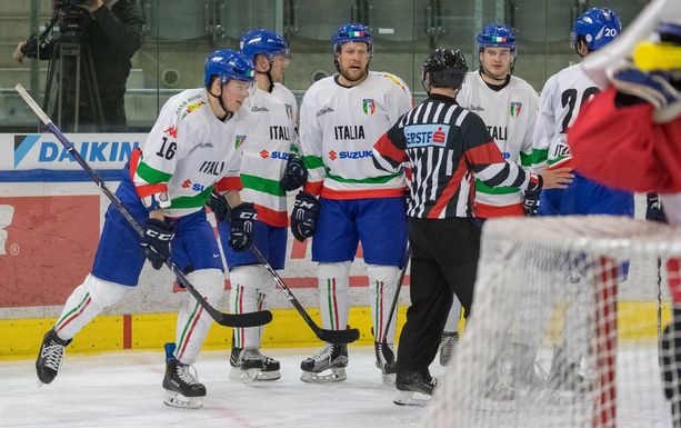 Italian jääkiekkomaajoukkueen valmistautumisessa MM-turnaukseen on ollut isoja vaikeuksia.
