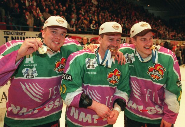 Petri Varis (vas.), Otakar Janecky ja Juha Lind muodostivat Jokerien huippuketjun. Tässä he juhlivat kevään 1997 mestaruutta.