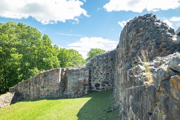 Kuusiston piispanlinnan rauniot: hyvä retkikohde