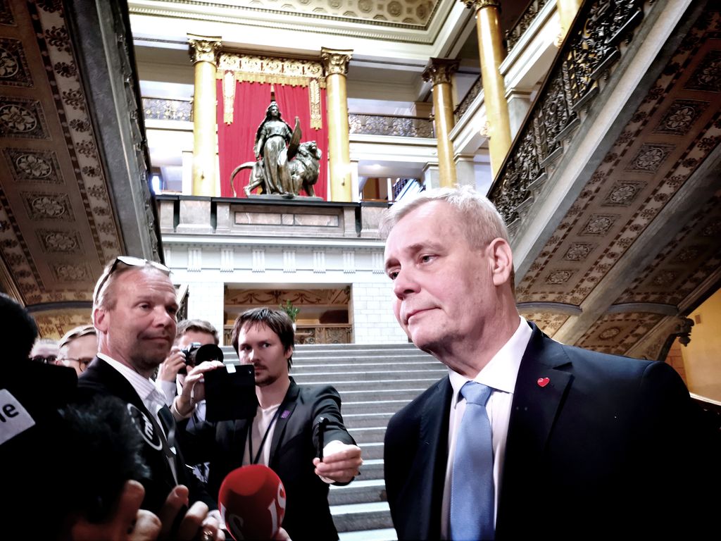 Suora lähetys: Antti Rinne kiinnostunut hallitustunnusteluiden vetämisestä – kokoomus vastustaa