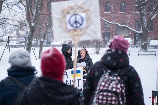 Video: Suomen Rauhanliitto osoitti mieltään sotia vastaan Helsingissä
