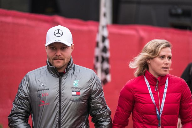 Valtteri Bottas Ja Tiffany Cromwell Nauttivat Mokkeilysta