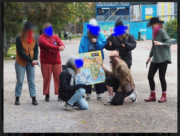 Tästä kuvasta yliopiston rasismikohu lähti liikkeelle. Opiskelijat poseeraavat Afrikan tähden rosvoina Maantieteen opiskelijat ry:n opiskelijatapahtumassa. Kuva on levinnyt laajalle sosiaalisessa mediassa. 