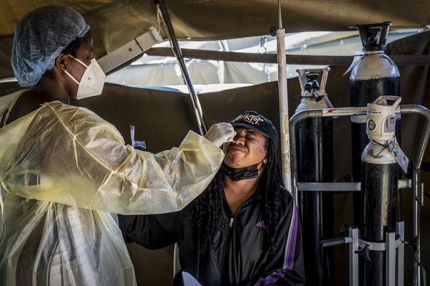 Nainen testattiin keskiviikkona koronaviruksen varalta lähellä Johannesburgia Etelä-Afrikassa.