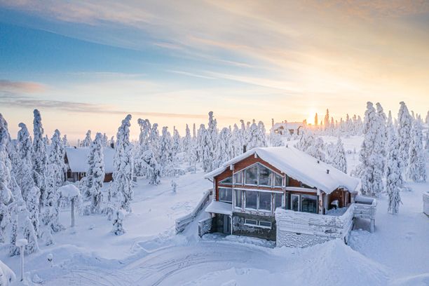 Huvilassa on isot ikkunat.