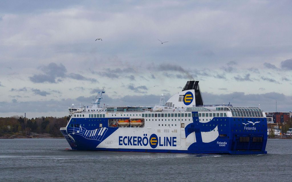 Nainen pissasi roskikseen Tallinnan-lautan käytävällä