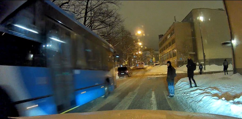 Bussin törkeä kaahaus suojatien yli tallentui videolle: ”Onneksi jalankulkijat eivät lähteneet alle”
