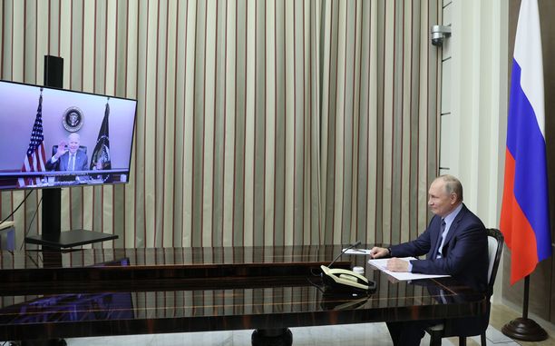 Kreml julkaisi kuvan USA:n presidentti Joe Bidenin (näytön kuvassa vas.) ja Venäjän presidentti Vladimir Putinin (oik.) tapaamisen alusta. 