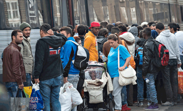 Turvapaikanhakijoita saapuu Ruotsiin junilla.