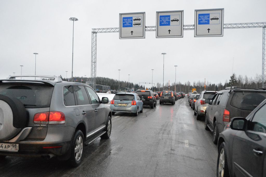 Venäläiset rynnivät Suomeen uudenvuoden viettoon - rajalla jopa 4,5 tunnin jonot