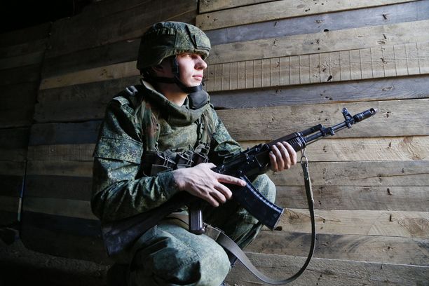 Venäjä-mielinen kapinallinen poseerasi huhtikuun alussa Donetskissa valokuvaajalle. Euroopassa ja Yhdysvalloissa pelätään, että Venäjä aloittaisi hyökkäyksen Ukrainassa, mikä heikentäisi turvallisuutta myös Itämeren alueella.