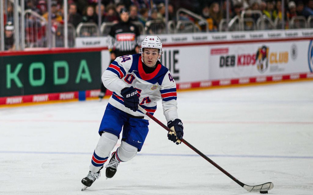 Koko areena hiljeni nuorten MM-kisoissa – NHL-superlupaus vietiin välittömästi sairaalaan