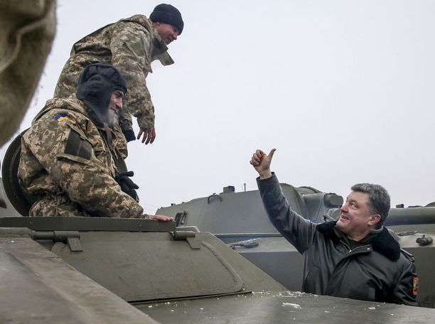 Ukrainan presidentti Poroshenko vierailee usein Itä-Ukrainassa. Kuva joulukuusta 2014.