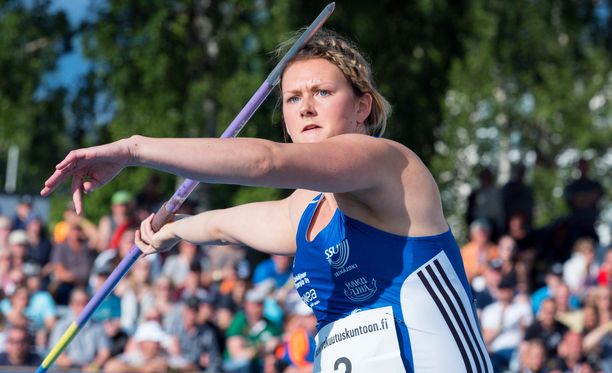 Jenni Kangas kiskaisi 57,09 metriä Harjun stadionilla Jyväskylässä.