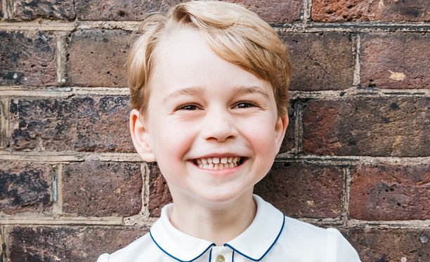 Hymyilevä prinssi George on jo 5-vuotias.