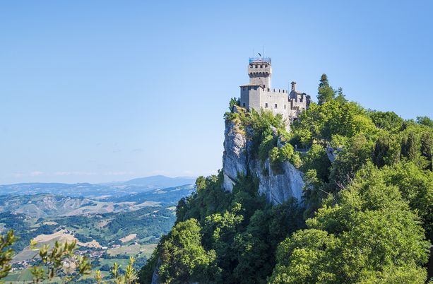 San Marinon rokoteturistit voivat tutustua vaikkapa kuvan linnaan De La Frattan kukkulalla.