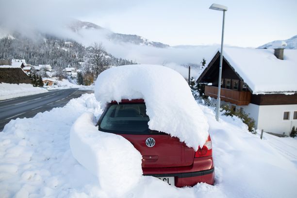 Lumi oli peittänyt auton Iselbergissä Itävallassa.