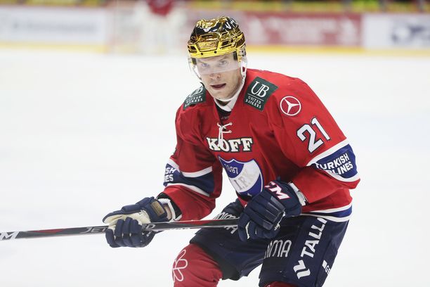 Tommi Santala kantoi viime kauden puolivälissä HIFK:ssa parhaan pistemiehen merkkiä, kultaista kypärää.
