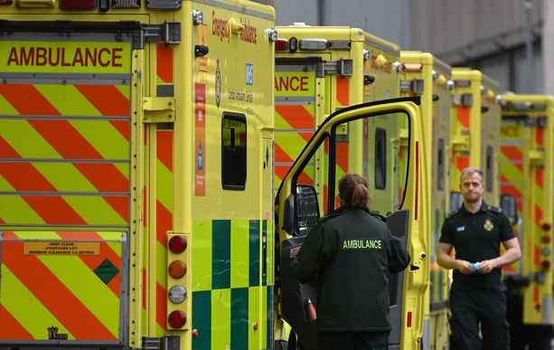 Ambulansseja Royal London Hospitalin ulkopuolella Lontoossa.