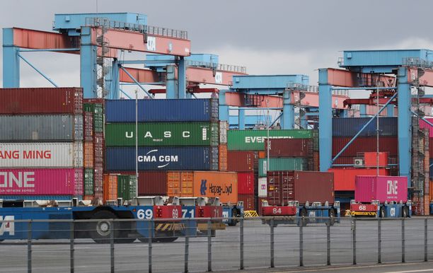 Hampurin satama Saksassa on tärkeä liikenteen solmukohta. Deutsche Wellen mukaan kyseessä on Euroopan kolmanneksi vilkkain satama.