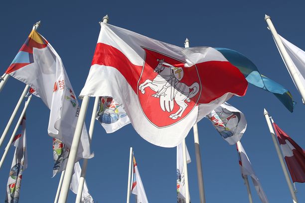 Valko-Venäjän virallinen lippu katosi maanantaina yllättäen jääkiekon MM-kisojen yhteydestä. Tilalle tuli maan historiallinen lippu.