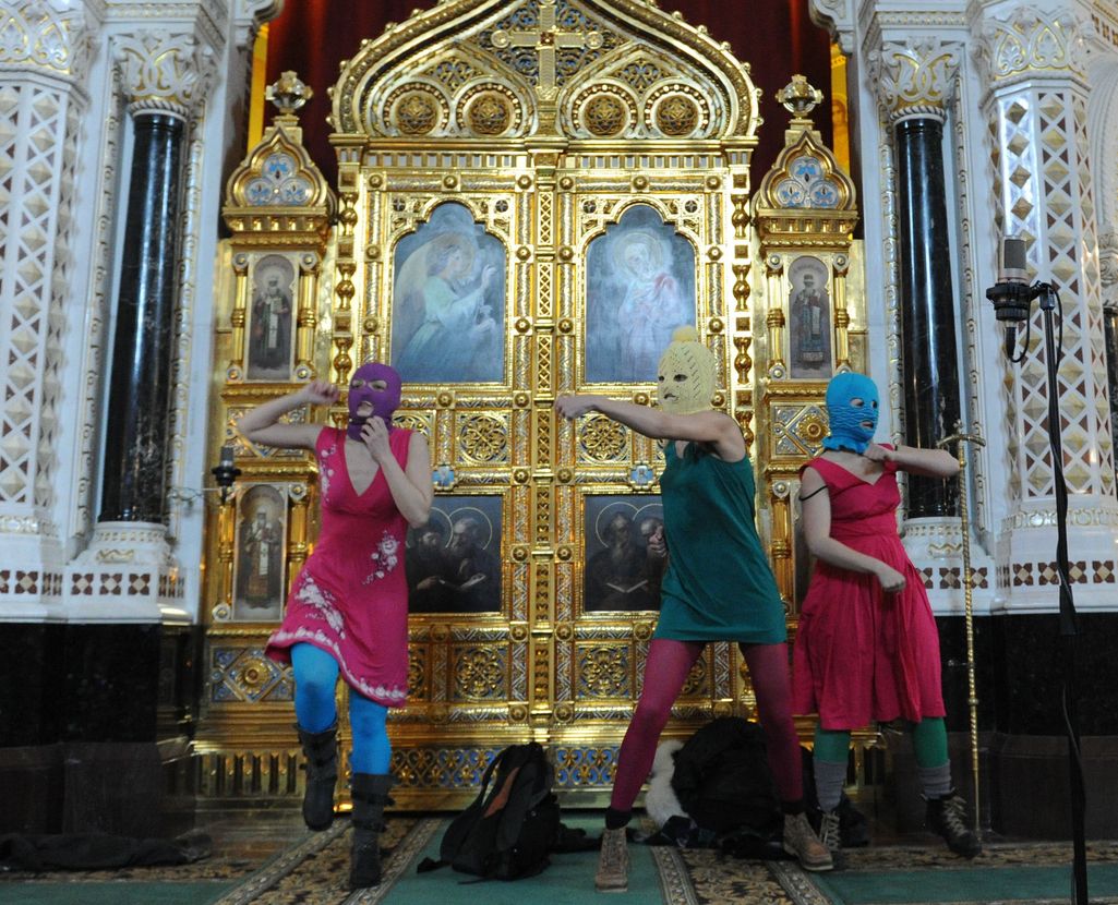 Kymmenen vuotta sitten naisjoukko ryntäsi kommando­pipoissa kirkkoon ja rukoili pois Putinia – näin Pussy Riot -aktivisteille kävi sitten