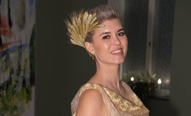 Susanna Koski kunnioitti juhlien ympäristöteemaa hiuskoristeellaan.