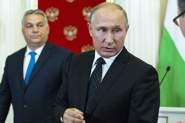 Venäjän presidentti ei, toisin kuin puolustusministeriö, syyttänyt Israelia vihamielisestä toiminnasta ja uhannut kostaa. Taustalla Unkarin pääministeri Viktor Orban. 