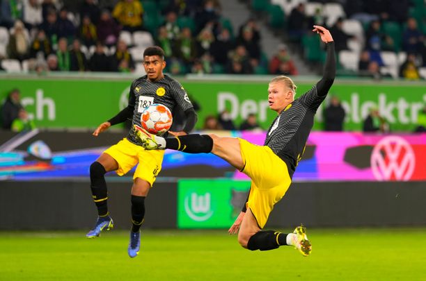 Erling Håland iski komean maalin Wolfsburgin verkkoon.