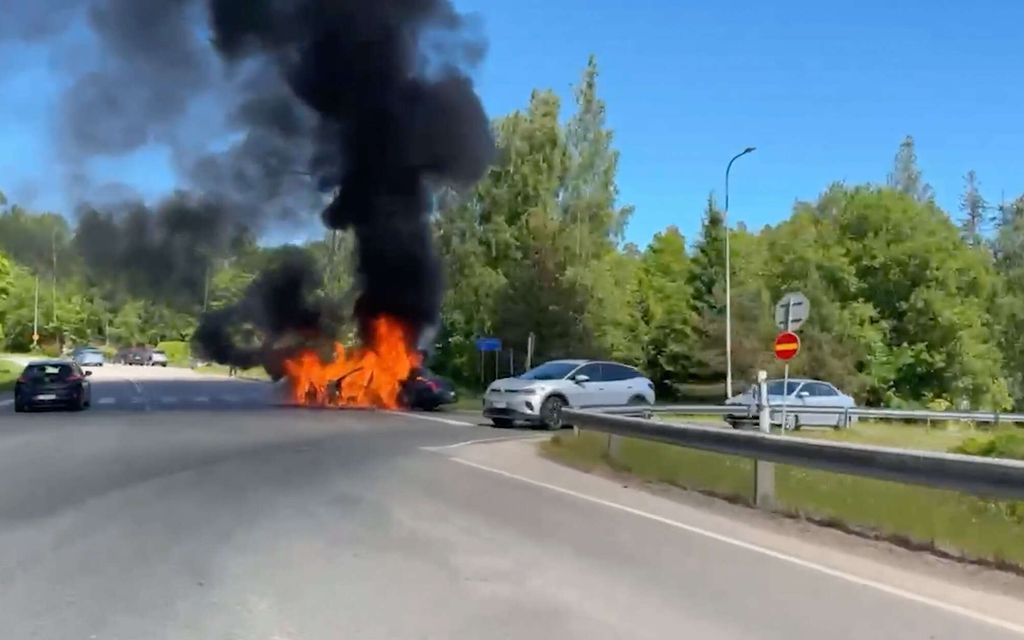 Video: Henkilöauto paloi ilmiliekeissä Espoossa – Tuhoutui käyttö­kelvottomaksi