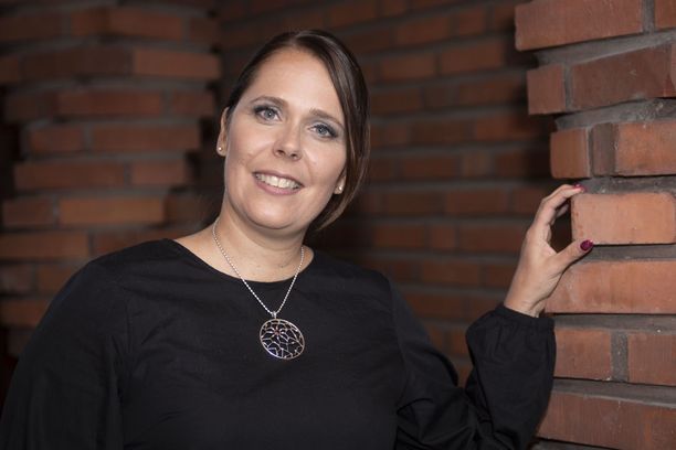 Hanna Myllymaa on ratkaisukeskeinen terapeutti, pariterapeutti, ero-ohjaaja sekä ratkaisukeskeisen terapian maisteri.