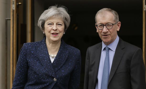 Pääministeri Theresa May kävi äänestämässä puolisonsa Philip Mayn kanssa Lontoon keskustassa.
