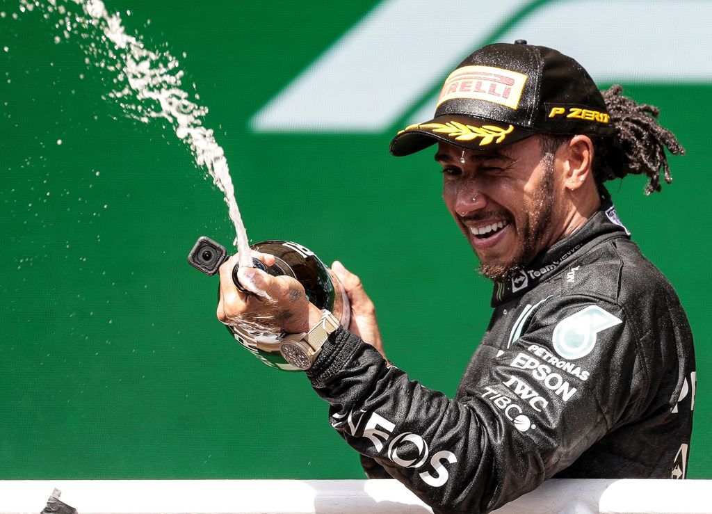 Lewis Hamilton saa pitää voittonsa – sakot turvavöiden avaamisesta