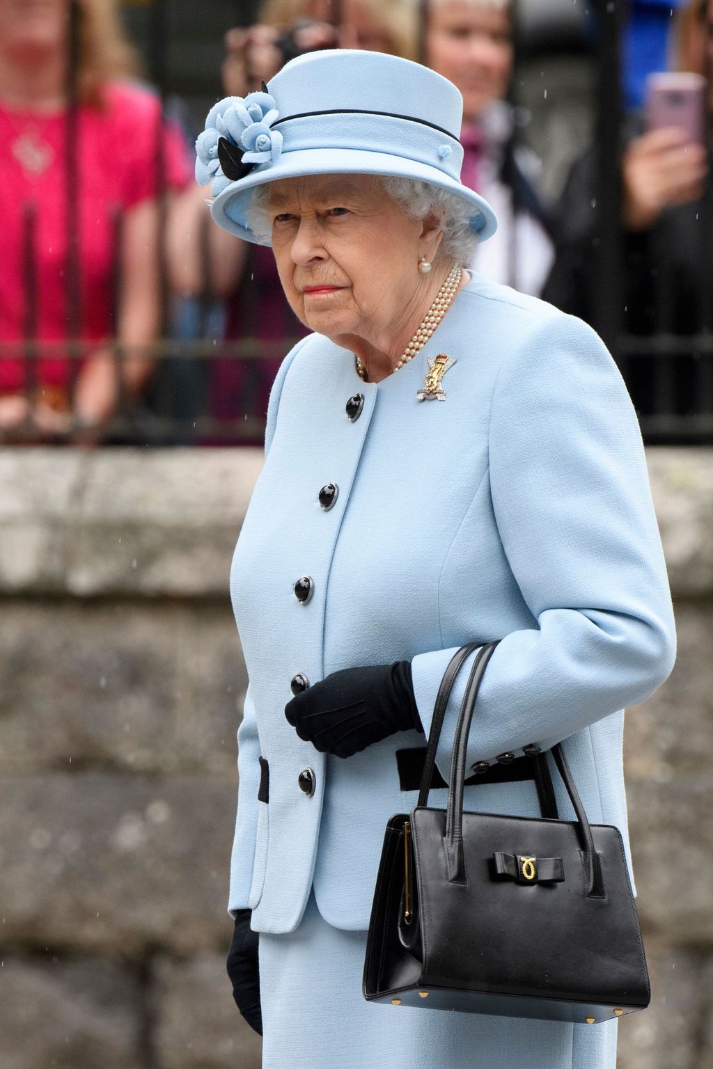 Kuningatar Elisabet järkyttyi: Vandaali pilasi Windsorin linnan näkymät - valtava töherrys sillan kyljessä