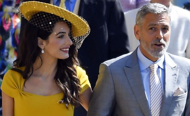 Amal ja George Clooney viihtyivät kirkossa esimerkiksi David ja Victoria Beckhamin kanssa.