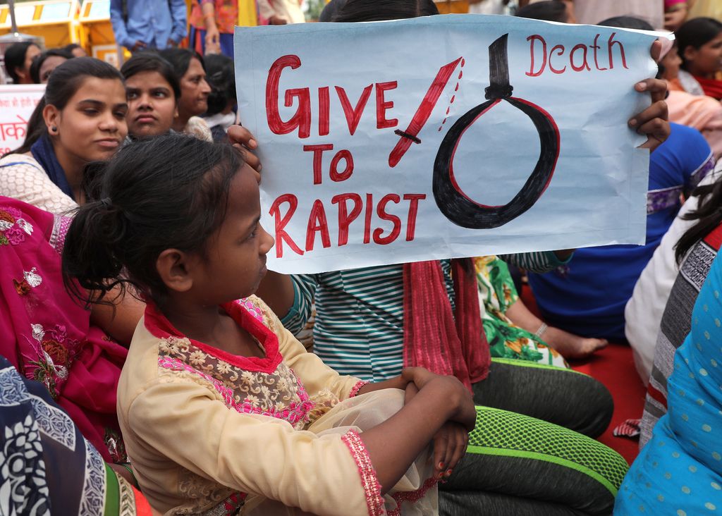Raiskausmurhan uhrin omaisille  ympärivuorokautinen vartiointi ja aseet Intiassa - nuori nainen sytytettiin tuleen matkalla oikeuteen
