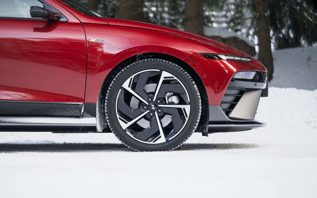 Autotoimittaja ihastui palkitun sähköauton uuteen versioon – ”Pidän tästä jopa sen saamia pisteitä enemmän”