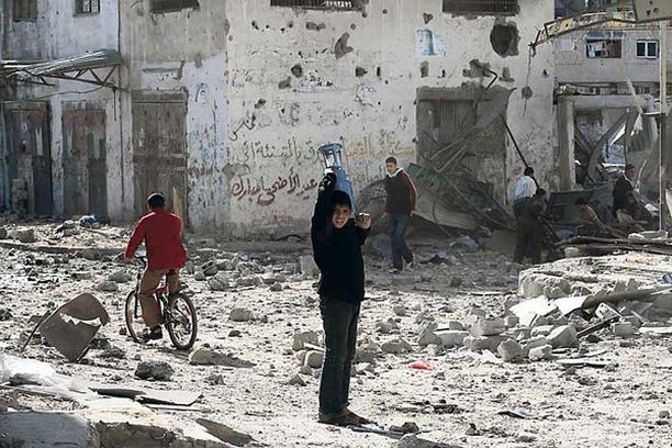 TÄTÄ KOSTETAAN Israelin iskut Gazaan ovat surmanneet jo noin 700 palestiinalaista, joista ainakin 220 lapsia.