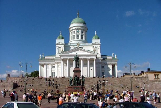 Senaatintori on yksi Helsingin keskeisimmistä turistirysistä. Nyt aukiolle suunnitellaan terassikeskittymää. 